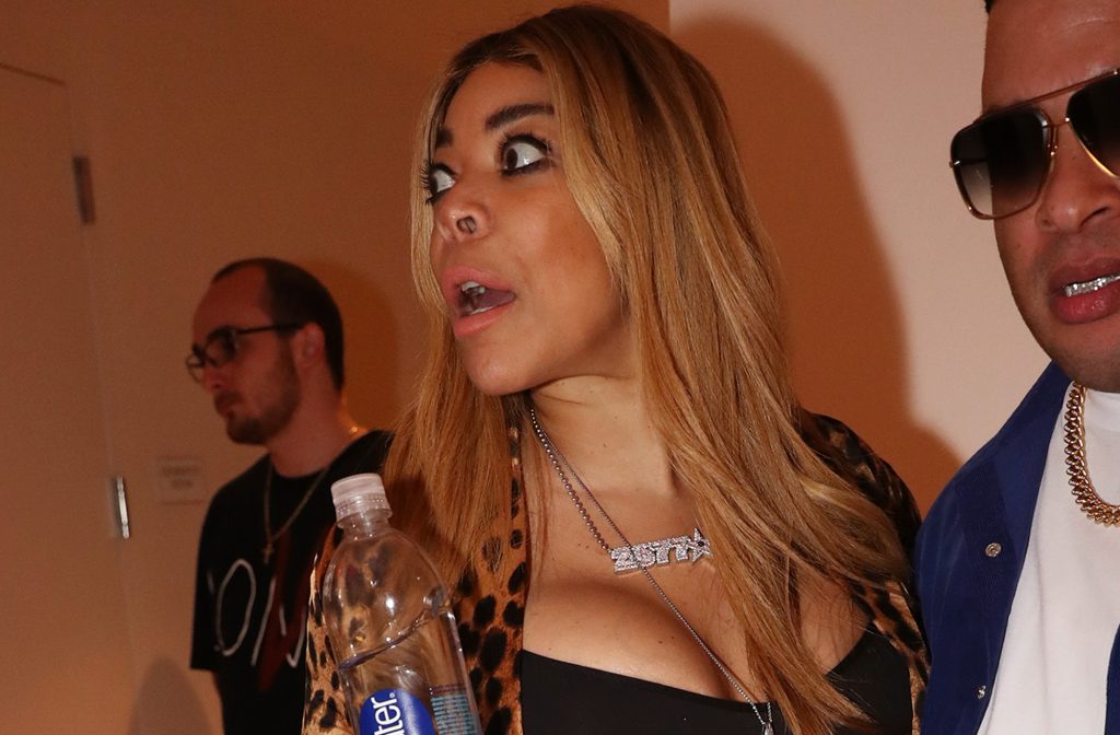 Moderatores i shpëtojnë gazrat ‘live’ në emision (VIDEO)