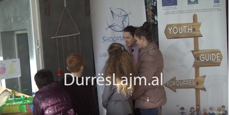 “Youth Guide for Durrës”/ “Udhëtim i Lirë” organizon ekspozitë me punimet e fëmijëve të prekur nga tërmeti (VIDEO)