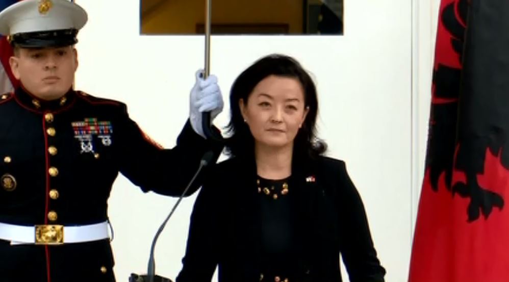 Fjalimi i parë i ambasadores amerikane: Jemi me ju krah për krah!