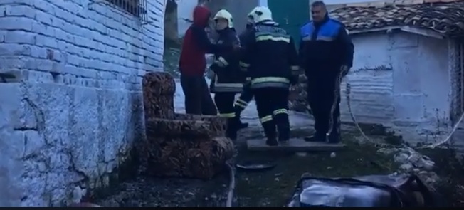 Shkrumbohet nga flakët një banesë në Vlorë, dyshimet e para (VIDEO)