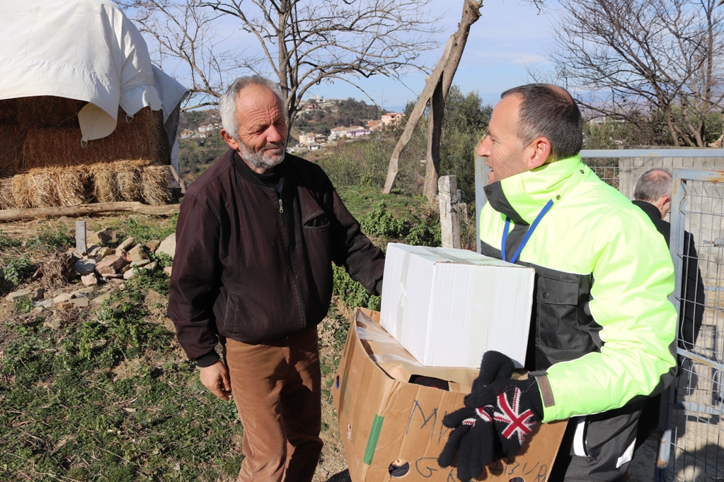 Vullnetarët e shoqatës “Ishmi” në mbështetje të bashkëfshatarëve të dëmtuar nga tërmeti
