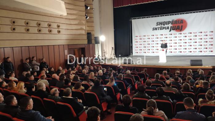 Kryemadhi takohet me strukturat në Durrës, shfaqet përkrah Leonard Kokës (FOTO & VIDEO)