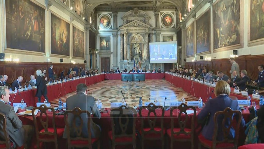 Rreziku nga koronavirusi, Komisioni i Venecias anulon punimet