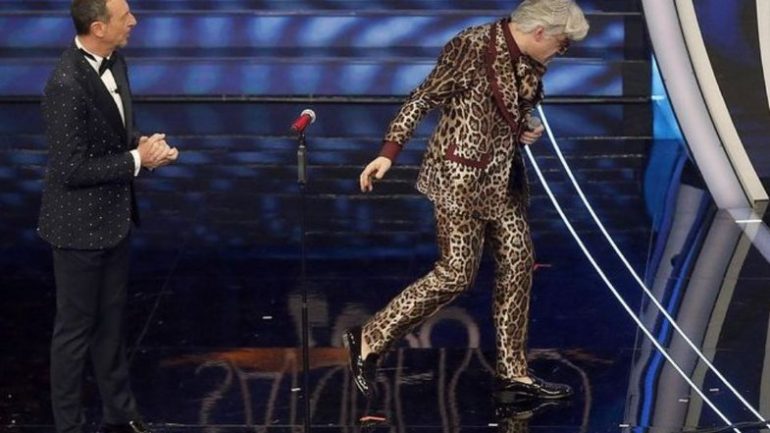 Ndodh në Sanremo, këngëtari ofendon kolegun live (VIDEO)