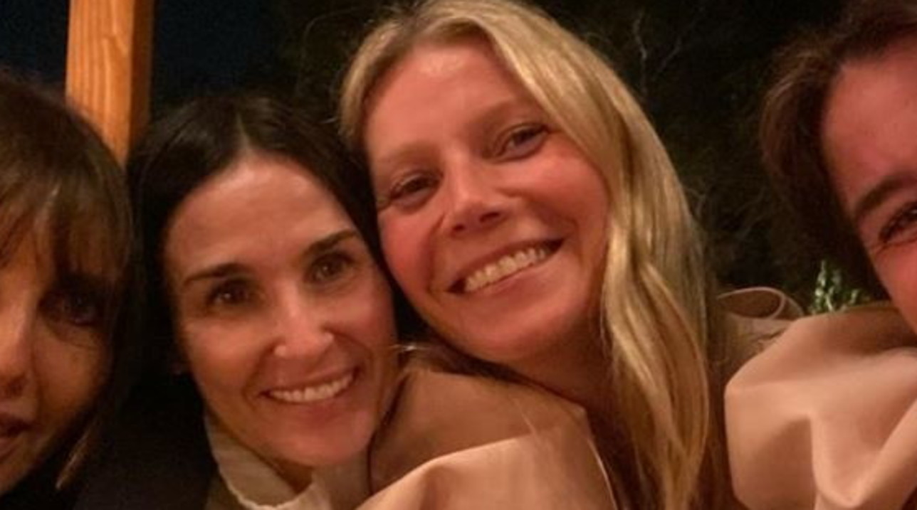 Aktorja organizon festë për mikeshat e saj të famshme: Të gjitha pa make-up