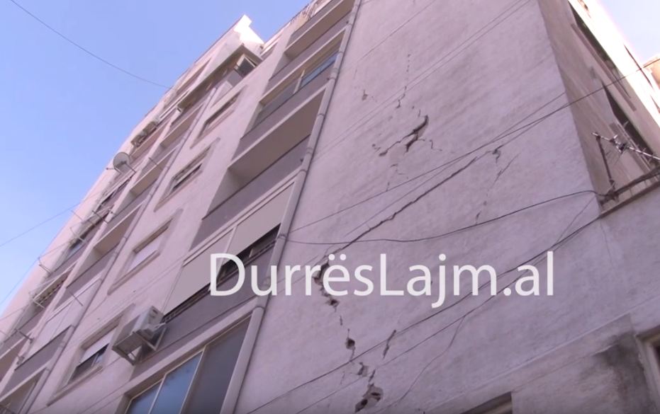 Banorët e pallatit 12-katësh në Durrës në protestë: Kërkojmë ekspertizë të thelluar, ka devijuar rreth 53 cm (VIDEO)