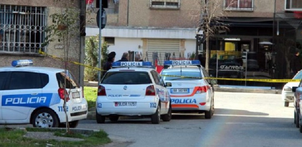 EMRI/ Tritol makinës së një gruaje në Tiranë