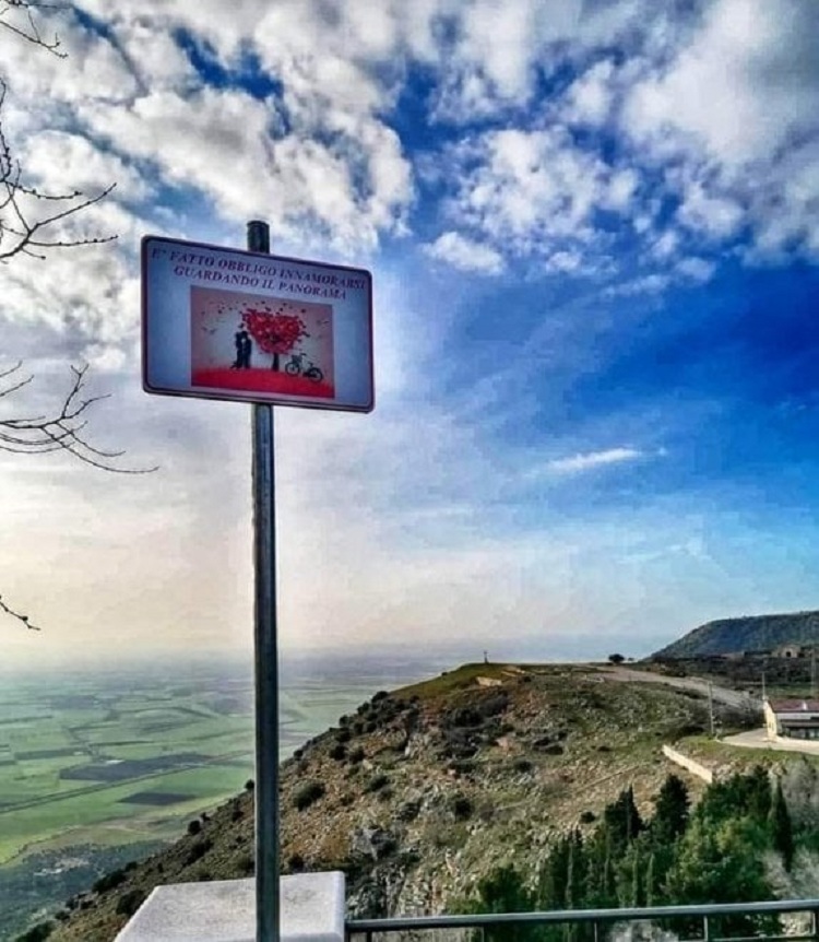“Është e detyrueshme të biesh në dashuri”, dhurata e veçantë e kryebashkiakut italian