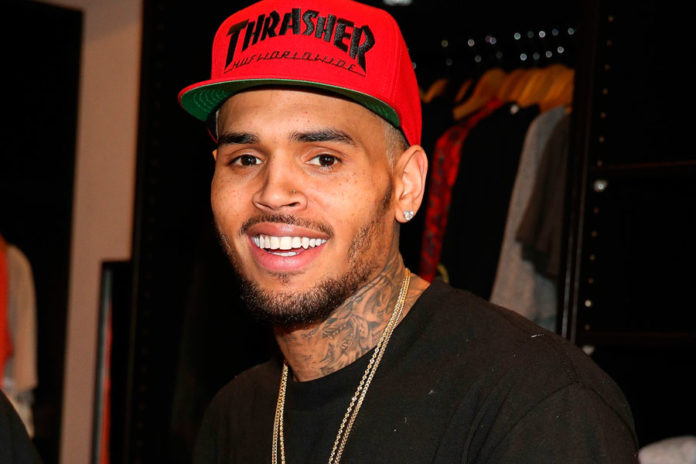 Chris Brown bën tatuazhin më të pazakontë në fytyrë