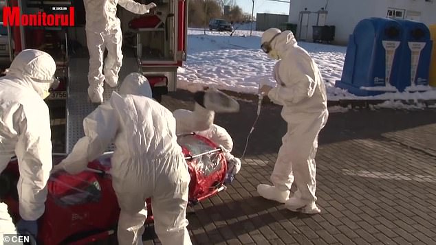 Mjekët në Rumani përplasin përtokë pacienten me koronavirus (FOTO)