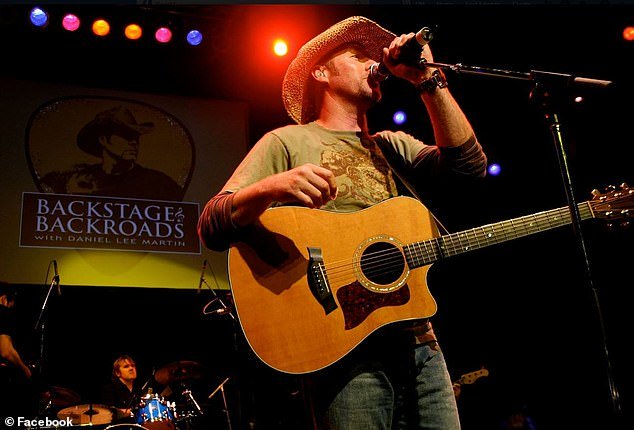 Këngëtari vret veten pas akuzave për abuzim seksual më fëmijë