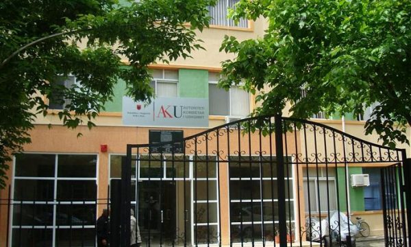 Plas grushti mes drejtorit dhe inspektorit në AKU, do i hiqte gruan nga puna