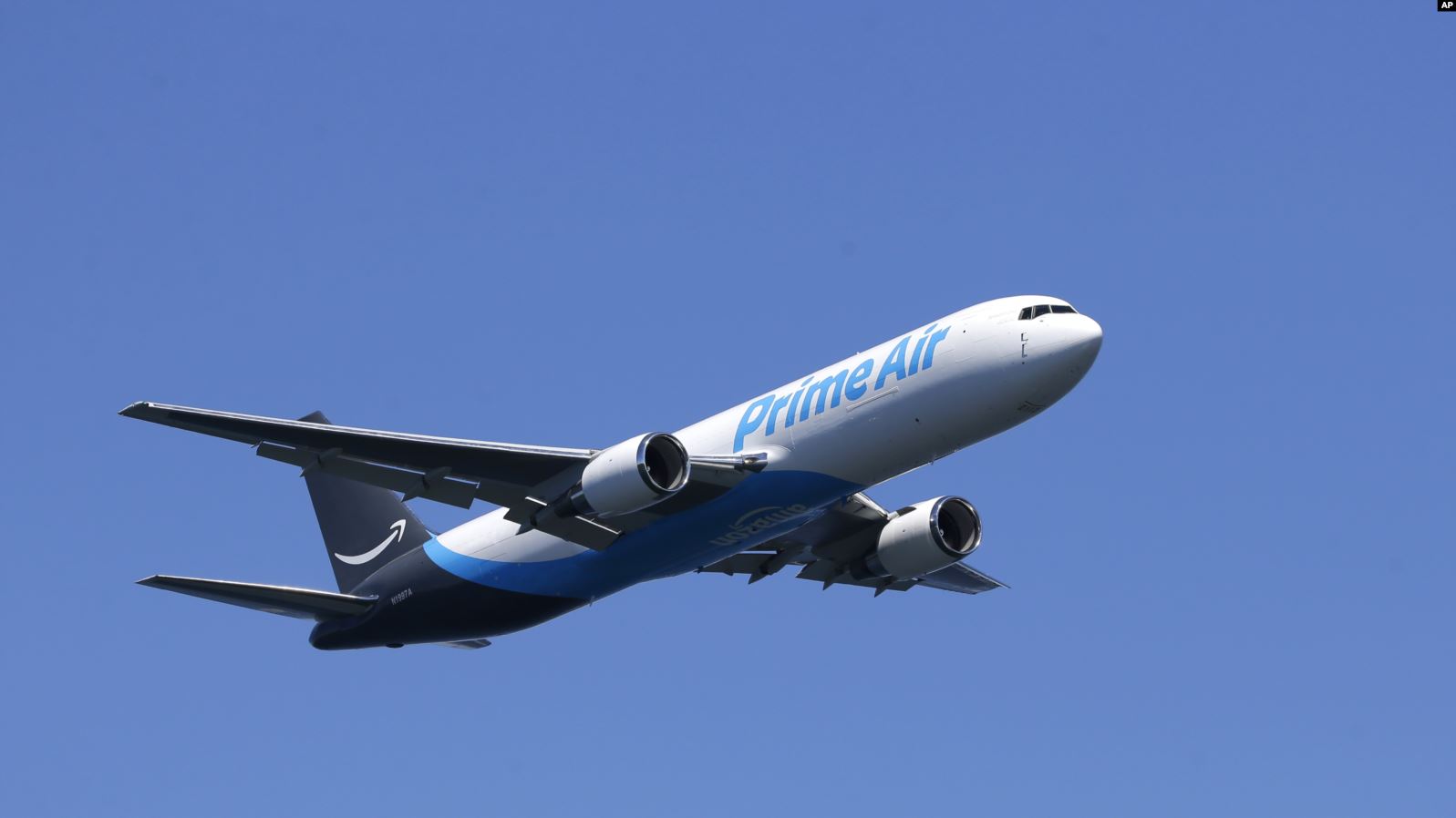 Avionit i shpërthen goma para se të ngrihet në fluturim