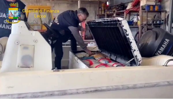 Itali, sekuestrohet gjysëm ton drogë, dyshohet se erdhi nga Shqipëria (FOTO & VIDEO)