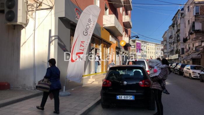 Grabitet një pikë dhënie kredie në Durrës