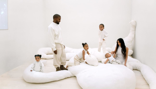 Brenda shtëpisë “bosh” të Kim dhe Kanye West (FOTO)