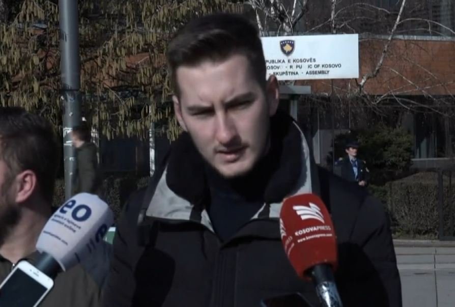 “Mësim deputetëve analfabetë”/ Protesta para selisë së Kuvendit të Kosovës