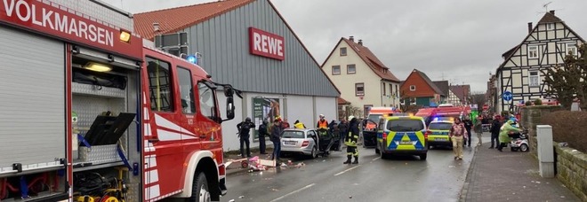 Makina futet mes njerëzve që festonin karnavalet, mbi 30 të plagosur