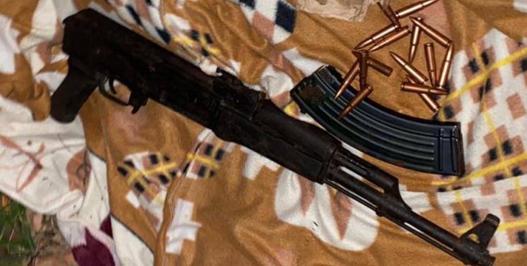 Me biçikletë dhe kallashnikov për të grabitur marketin, policia i prish planet 20-vjeçarit