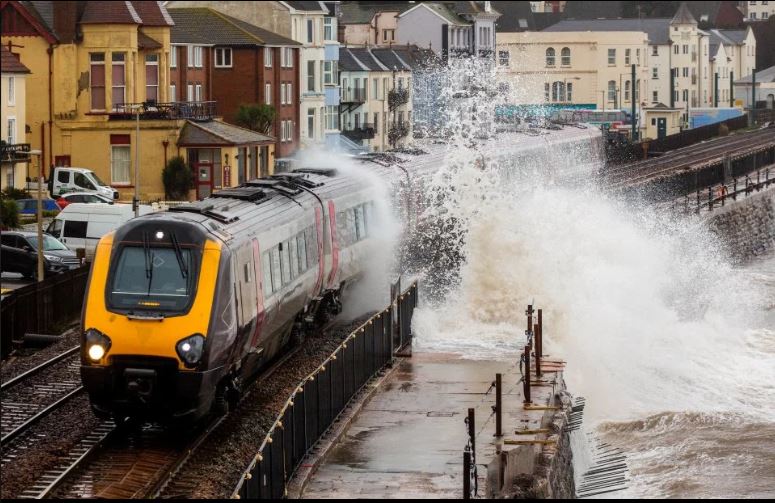 Stuhia “Dennis” shkakton tre viktima në Britani, alarm në Francë dhe Belgjikë