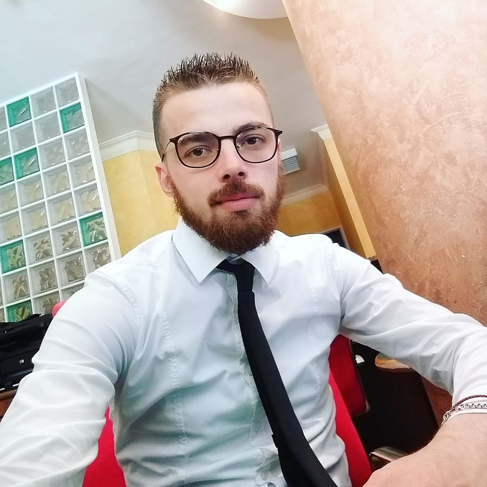 “Heroi” nga Durrësi, që po u vjen në ndihmë personave të futur në karantinë nga koronavirusi