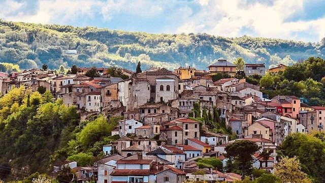 Qyteti italian ku shteti ju paguan qiranë e shtëpisë për tre vjet