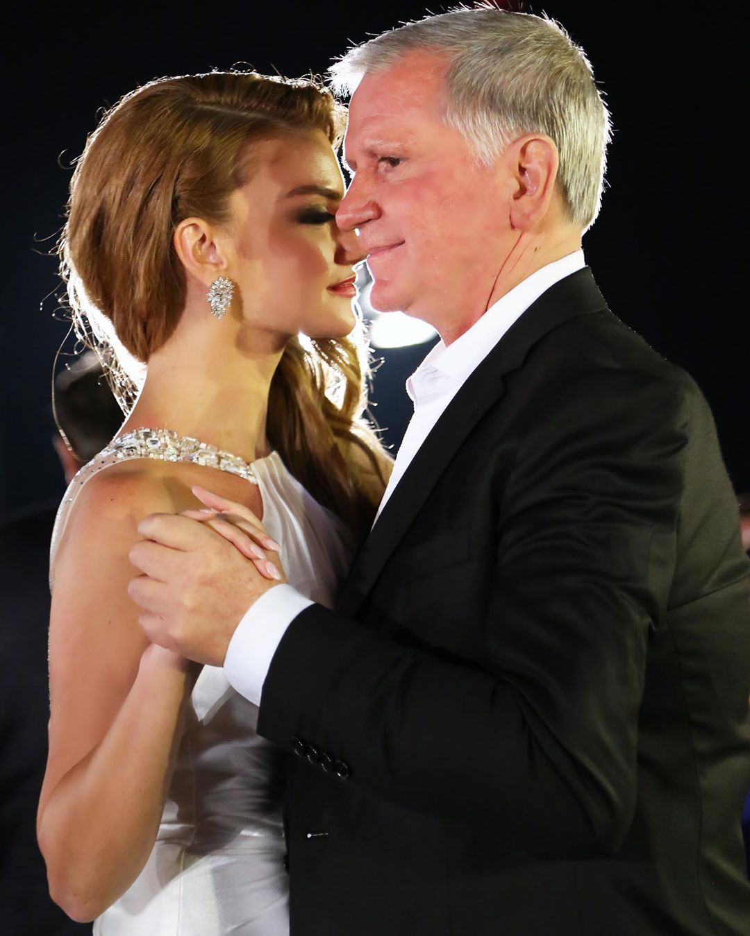 “Asnjë përqafim nuk e zëvendëson dot tëndin”, dedikimi prekës i Ajola Xoxës për të atin