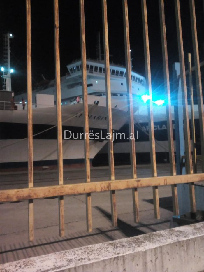 Durrës, nis rimorkimi i tragetit të Ankonës që u përplas në port (VIDEO)