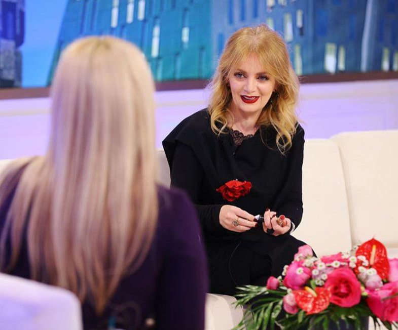 Pedagogia Iris Luarasi vendos buzëkuq edhe në ceremoni mortore, ja pse