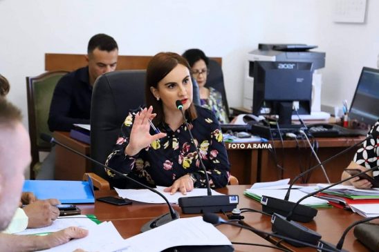 Skandali seksual në Fier,kryetarja e Komisionit të Medias kërkon dorëheqjen e ministres Shahini