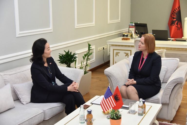 Ministrja Denaj takohet me ambasadoren e SHBA