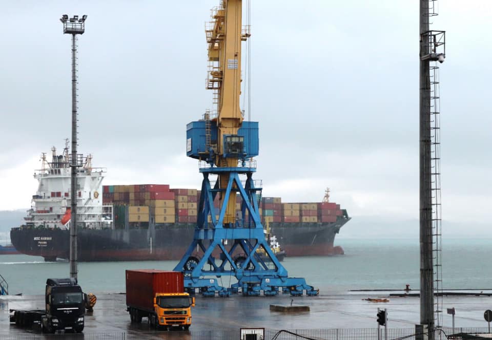 Durrësi përfshihet nga era e fortë, situata mund të ndryshojë në orët në vijim