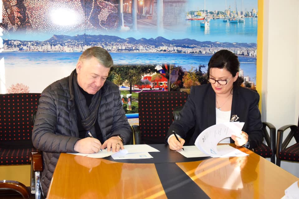 Durrës, kryebashkiaku Varfaj nënshkruan marrëveshje me Komitetin Shqiptar të Helsinkit (FOTO)