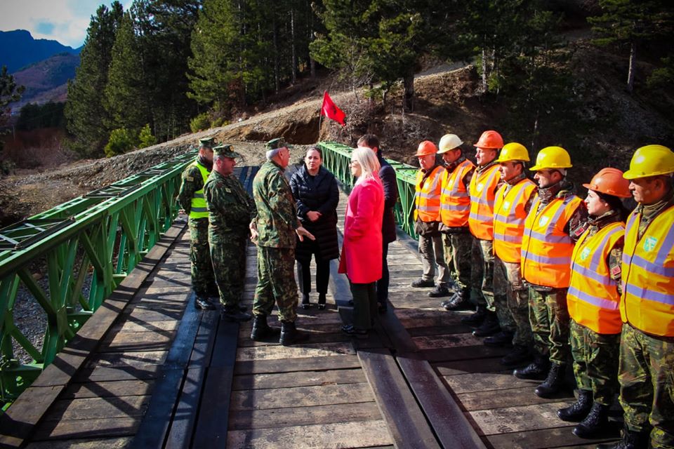 Forcat e Armatosura ndërtojnë një urë “bailey” mbi lumin Fan (FOTO)