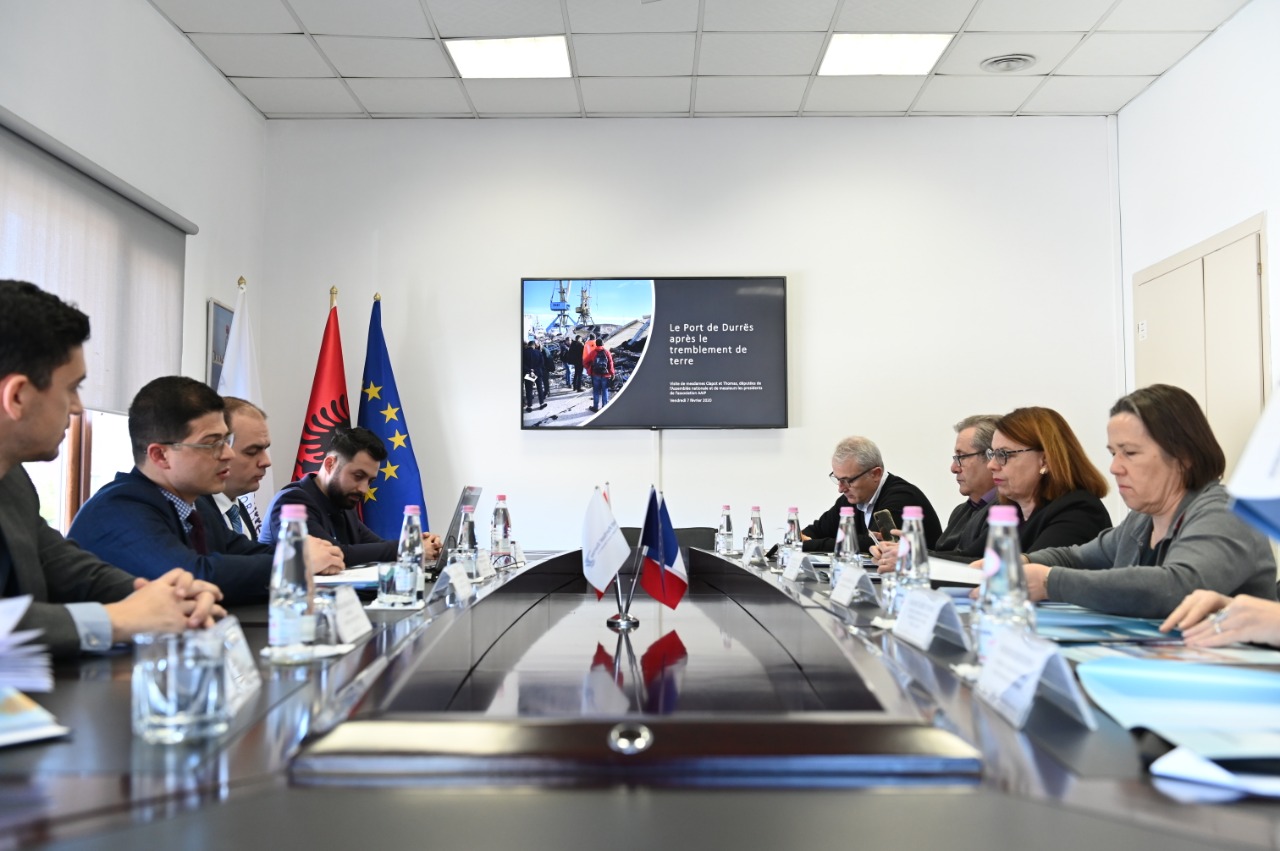 Dy deputetë dhe ambasadorja e Francës, vizitë në portin e Durrësit