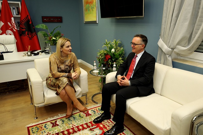 Kryemadhi takon ambasadorin italian: Të vendosur për të çuar para reformat