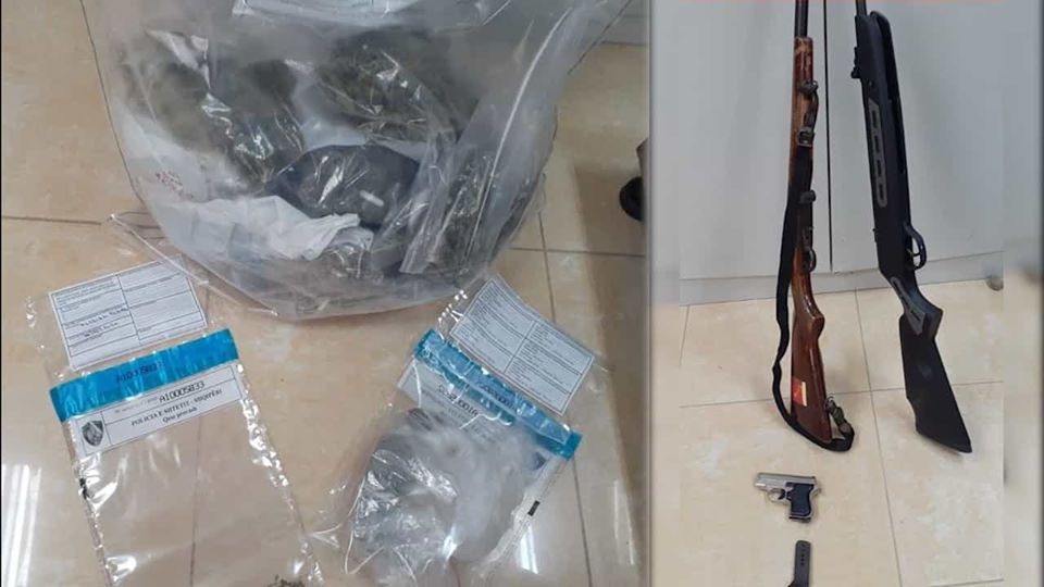 I  gjejnë armë, municione e drogë në banesë, arrestohet i riu