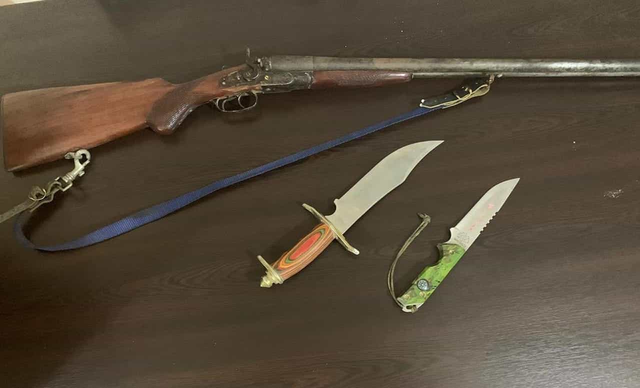 Mbante armë dhe thika, arrestohet 51-vjeçari