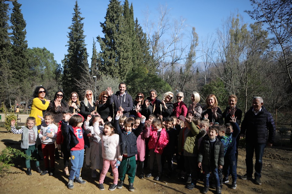 Krijohet kopshti i Nexhmije Pagarushës te Parku i Liqenit, artistët kosovarë mbjellin 100 pemë