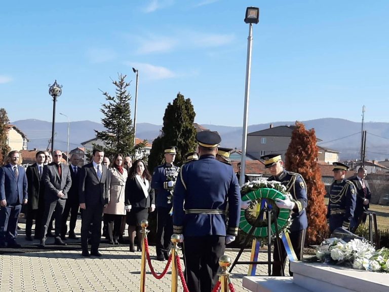 14 vjet pas vdekjes, Albin Kurti shkon për homazhe te varri i Ibrahim Rugovës