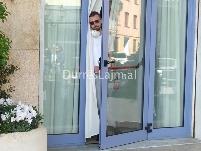 INTERVISTA/ “Do dal i fundit nga këtej!” Kush është djali nga Durrësi që po u vjen në ndihmë turistëve në karantinë
