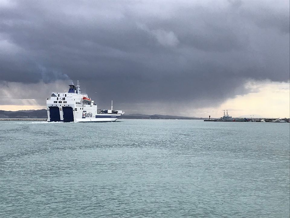 Moti i keq/ Vonesa në nisjen e trageteve të linjës Durrës-Bari, nuk pengohet përpunimi i anijeve