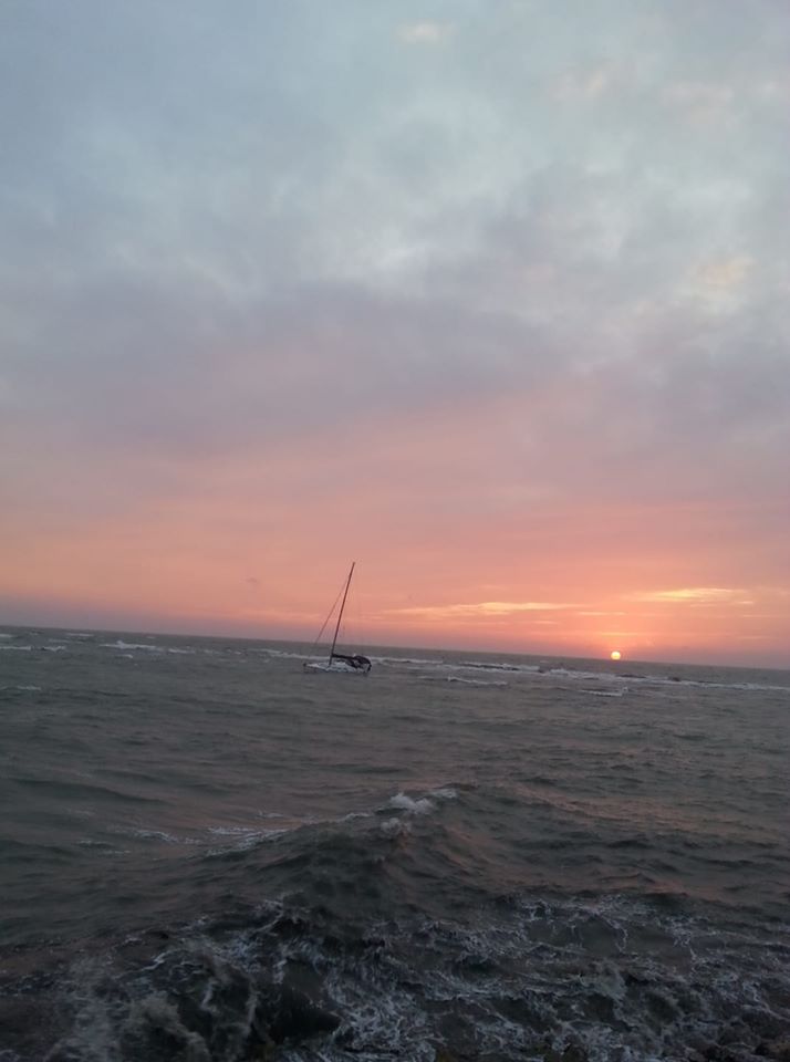 Moti i keq bllokon ndërhyrjen për velierën e ngecur në Currila