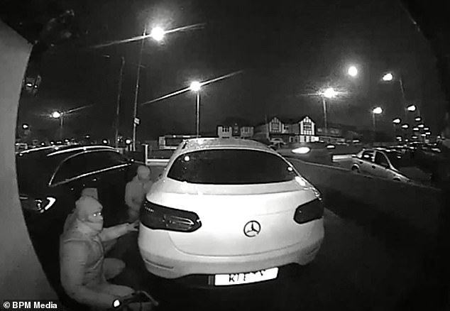 “Benz”-i luksoz vidhet në më pak se një minutë!