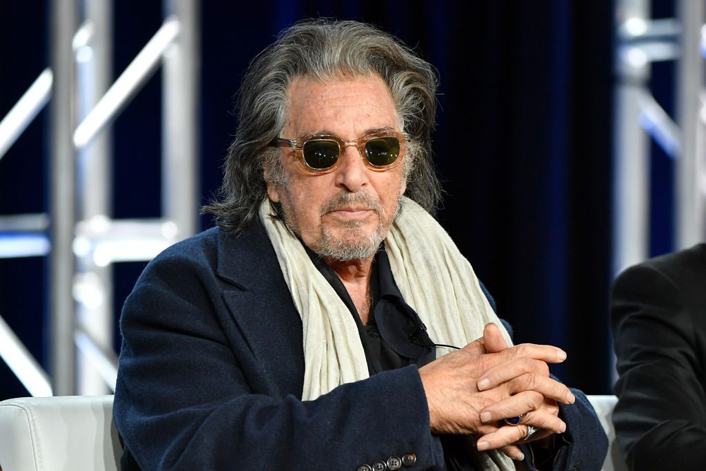Al Pacino rrëzohet në tapetin e kuq