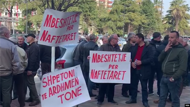 VOA: Prej 4 muajsh pa paga, punëtorët e rafinerisë në Ballsh ngrihen në protestë