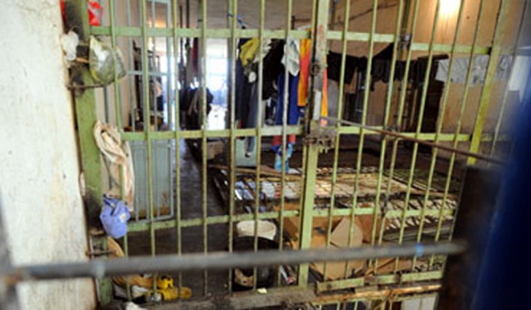 Shqiptari i dënuar me burg përjetë gjendet i fshehur në tavanin e burgut