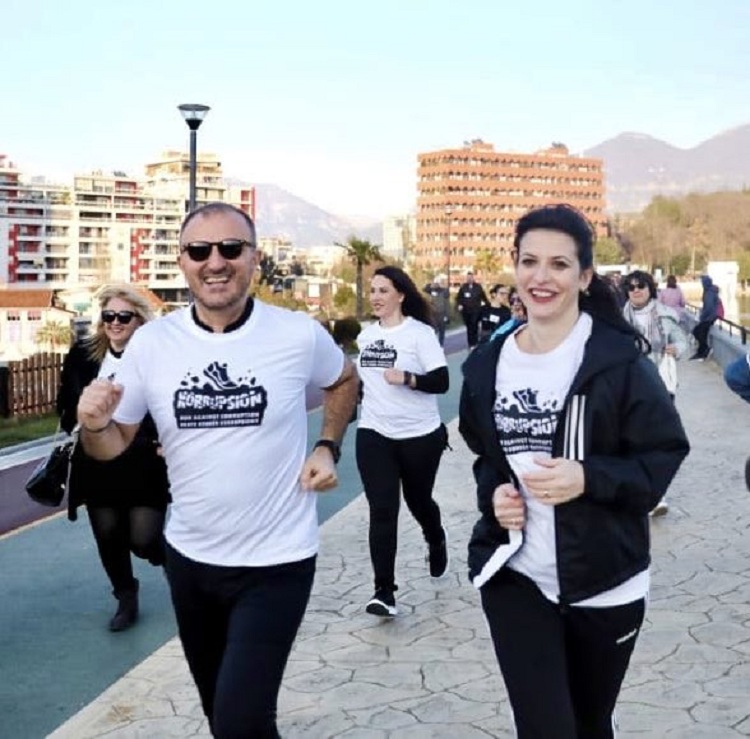 FOTO/ Ambasadori Soreca në krah të Gjonajt: Vrapojmë në drejtim të kundërt me korrupsionit!