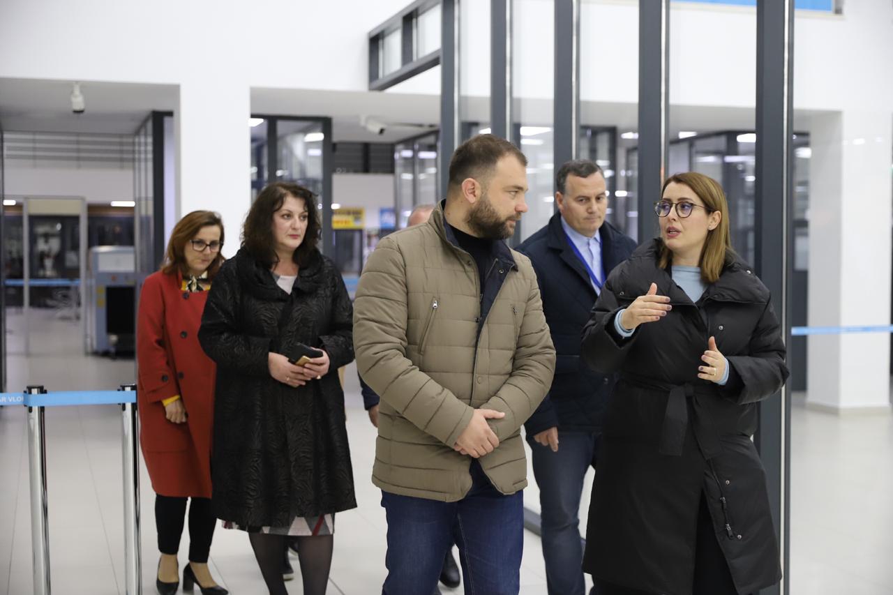 Koronavirusi/ Manastirliu inspektim në Portin e Vlorës: Njësia shëndetësore 24 orë, forcim masash