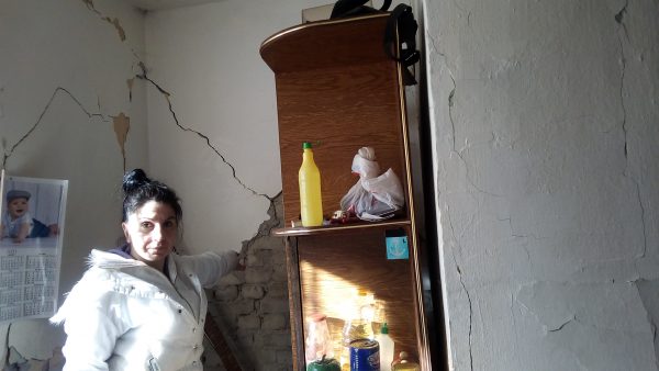 ‘Me dyer të hapura’: Banorët e Durrësit rikthehen në shtëpitë e rrënuara nga tërmeti